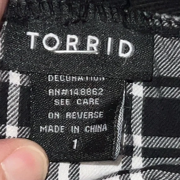 TORRID 🖤 COTTON BLACK/WHITE PLAID LONG SLEEVE LACE-UP BLOUSE TOP Size 1 (14/16) - Picture 11 of 13